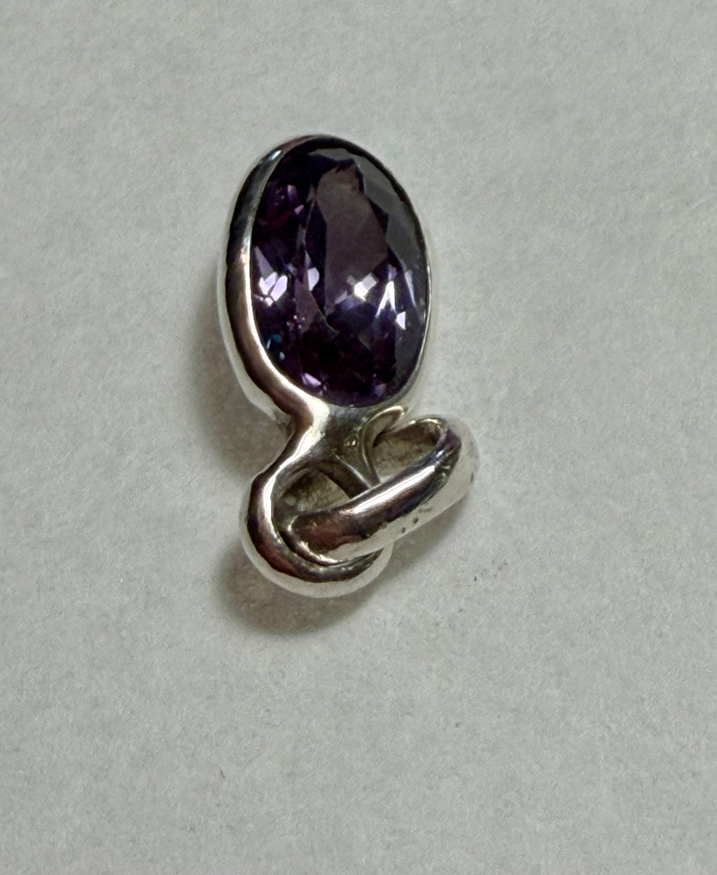Certified 4.50 carat purple-blue Natural Sapphire Pendant. Sterling Silver.