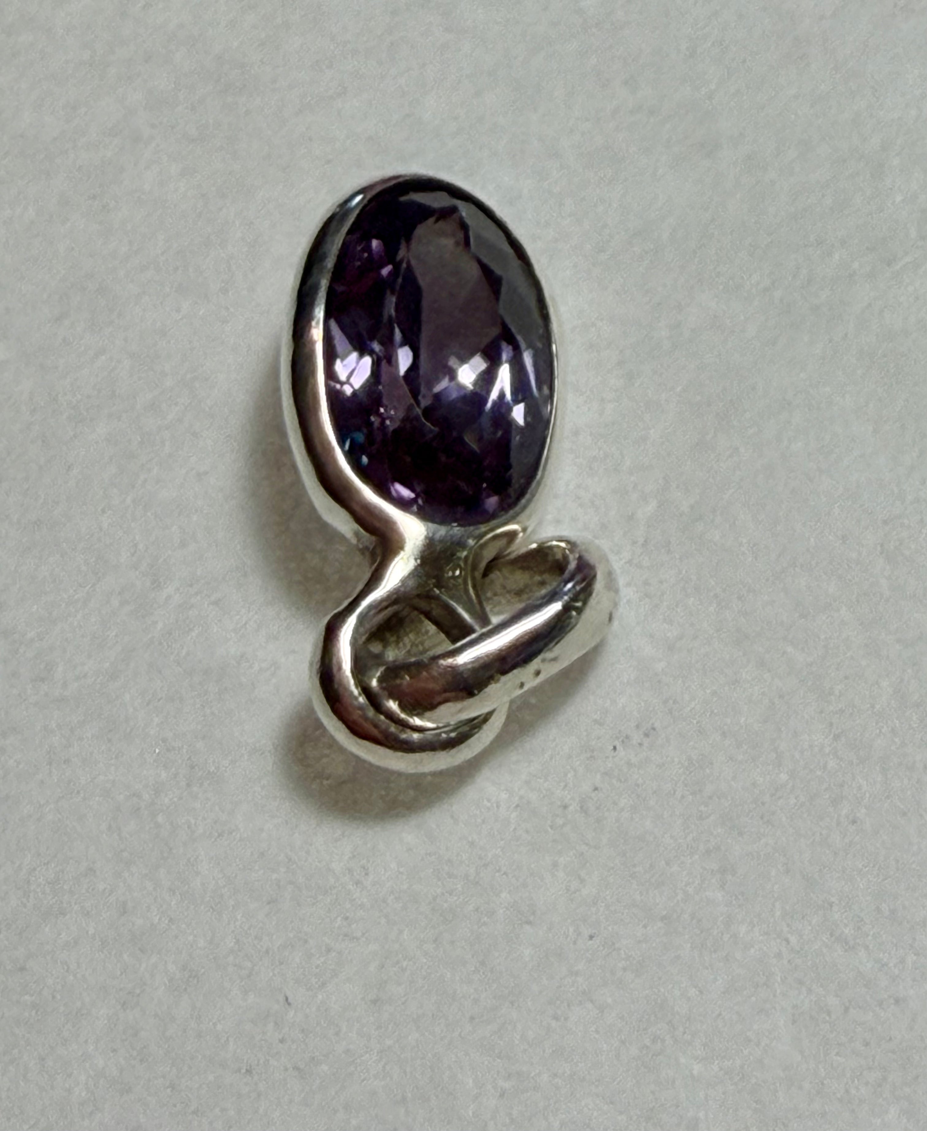Certified 4.50 carat purple-blue Natural Sapphire Pendant. Sterling Silver.
