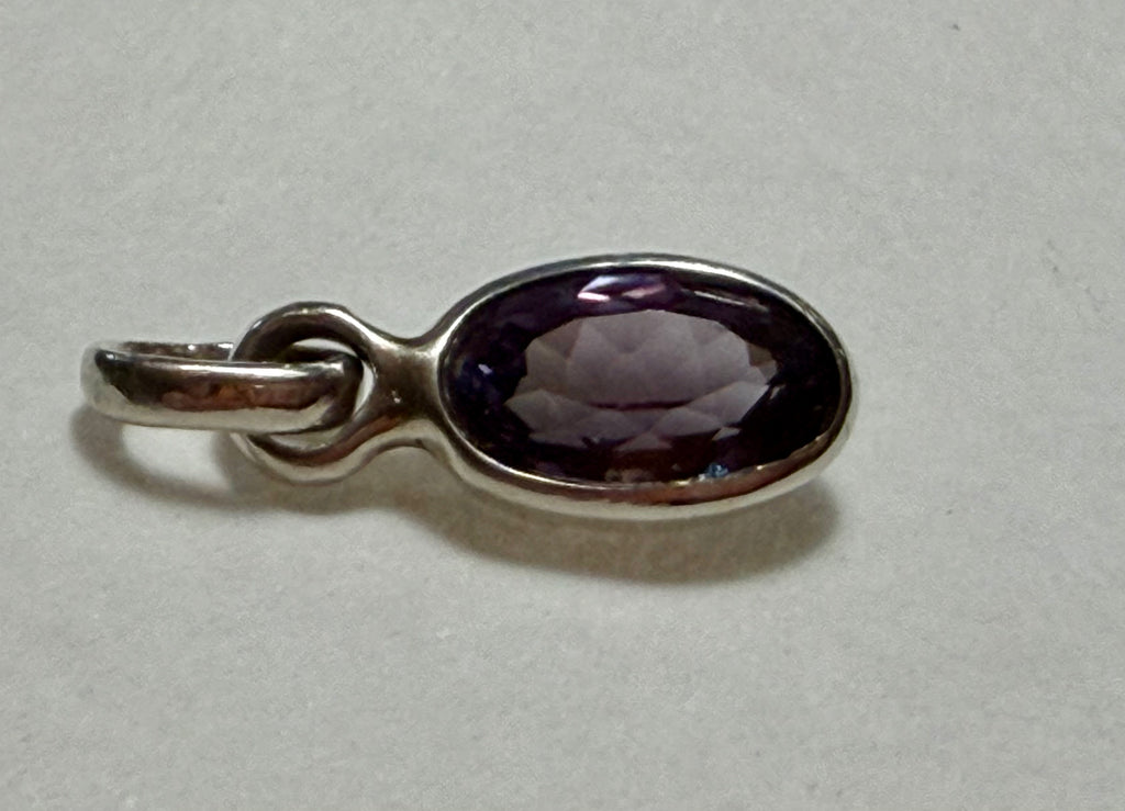 Certified 4.50 carat purple-blue Natural Sapphire Pendant. Sterling Silver.