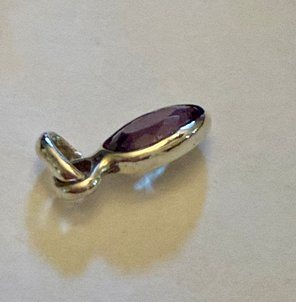 Certified 4.50 carat purple-blue Natural Sapphire Pendant. Sterling Silver.