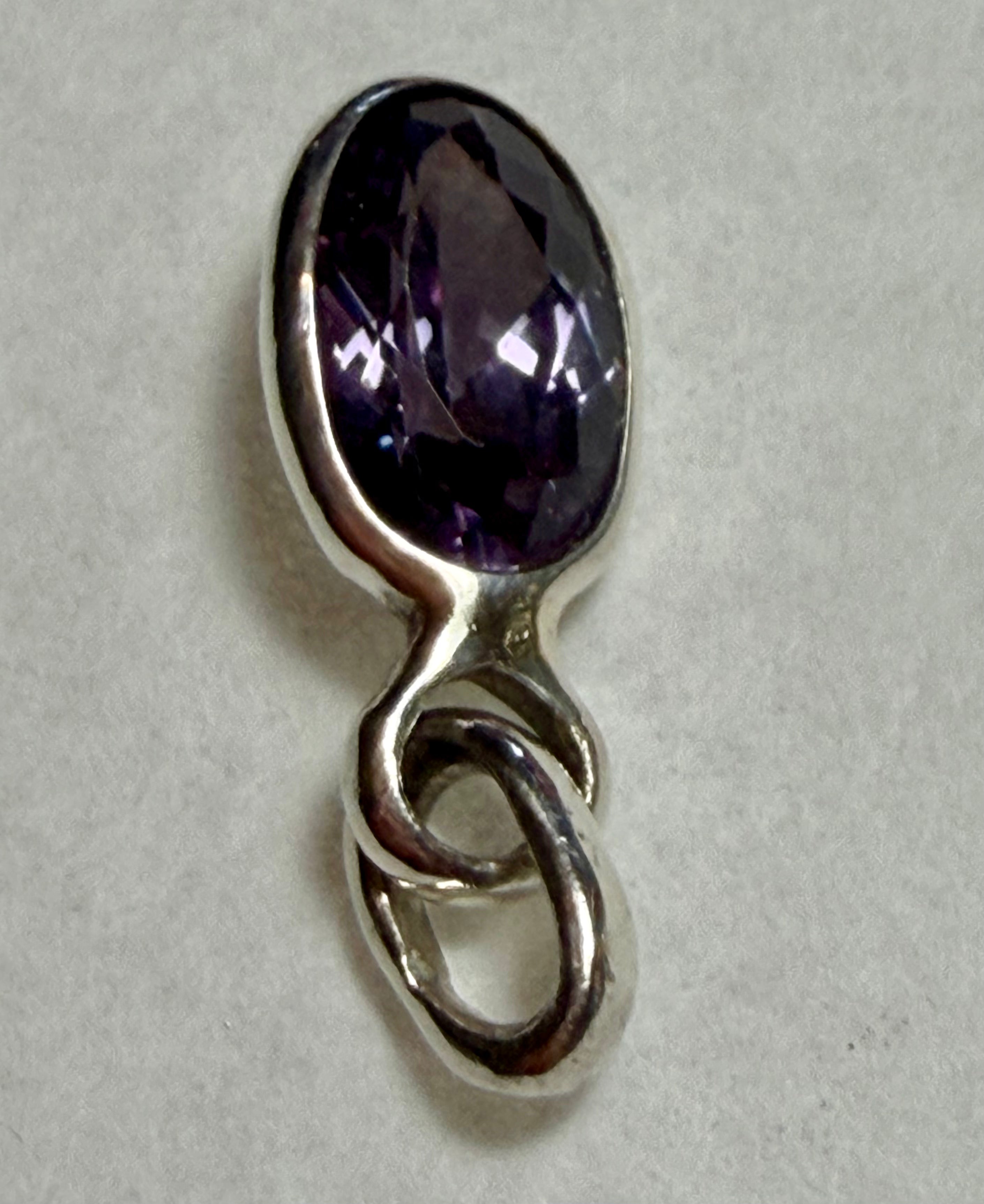 Certified 4.50 carat purple-blue Natural Sapphire Pendant. Sterling Silver.